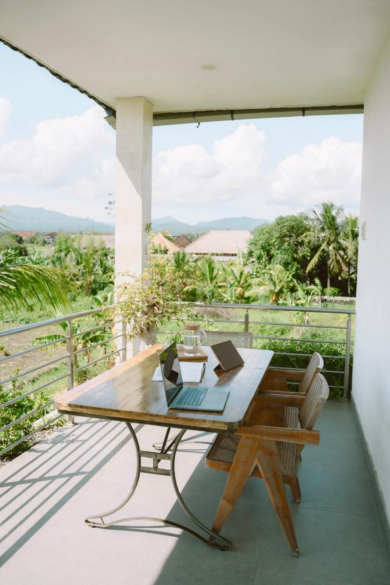Three Palms Surf & Stay Medewi Airsatang Exterior photo